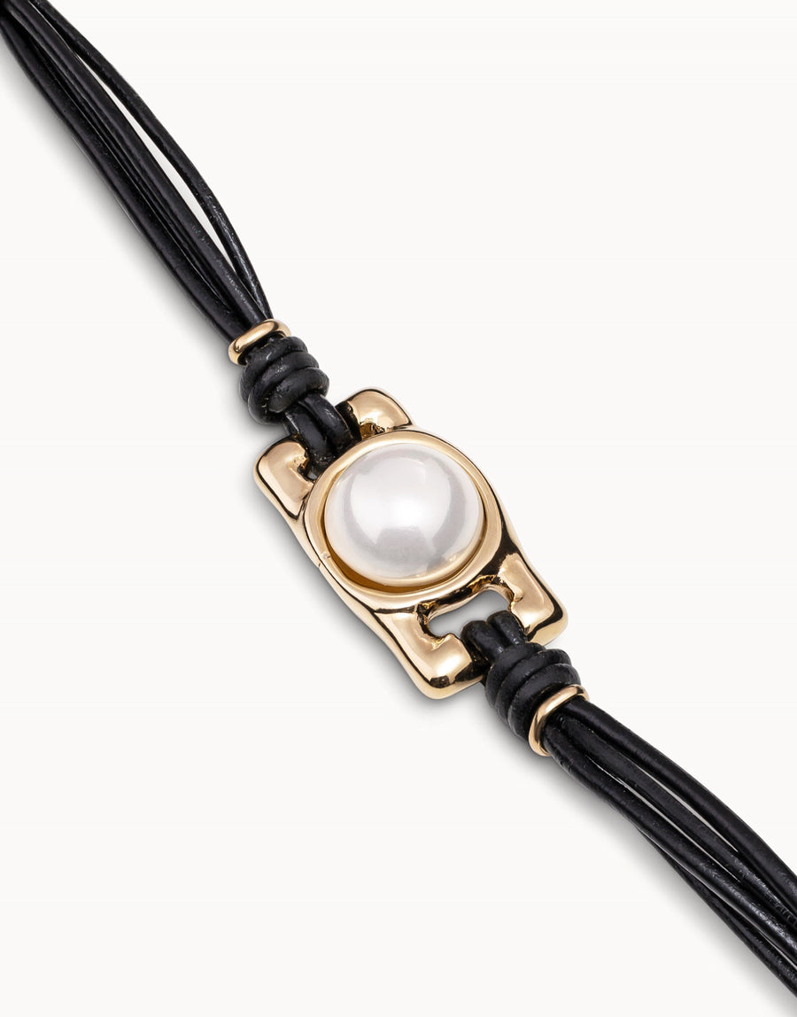 UNOde50 Black Leather Bracelet With Rectangular Gold Bead And Pearl Size Medium
